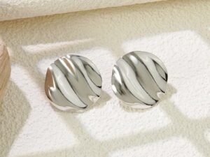 Aretes redondo plateados reflejo ondulado acero inoxidable