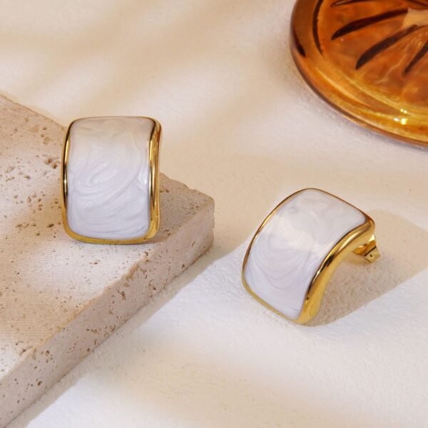 Aretes rectangulares blancos