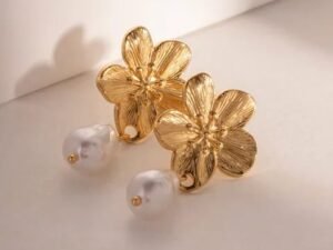 Aretes flor dorada y concha nacar colgante