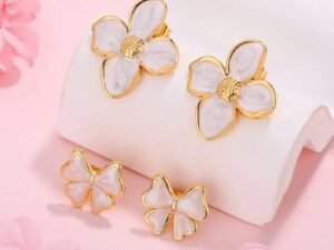 Aretes flor 4 petalos blancos