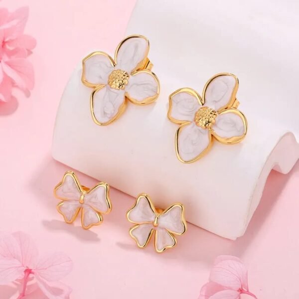 Aretes flor 4 petalos blancos