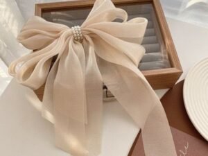 Moño color beige elegante