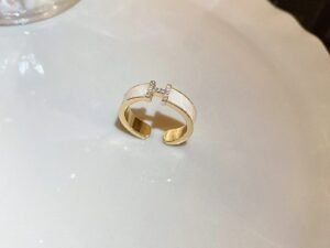 Anillo ajustable elegante color blanco