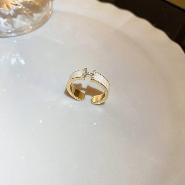 Anillo ajustable elegante color blanco