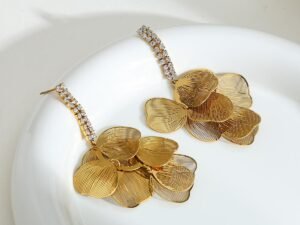 Aretes largos petalos circonias acero inoxidable chapados en oro de 18k