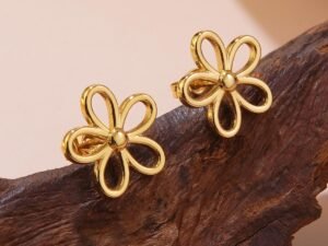 Aretes flor lisa calada acero inoxidable chapado en oro de 18k