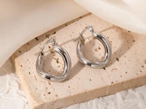 Argollas curvadas plateadas acero titanio