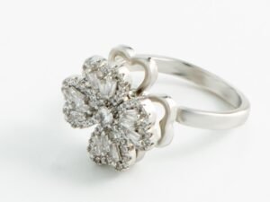 Anillo plateado giratorio para la ansiedad chapado