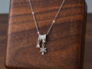 Collar plateado con charms estrella y circonia acero titanio