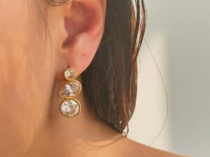 Aretes triple zirconias acero inoxidable chapado en oro de 18k