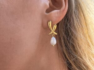 Aretes X perla acero inoxidable chapado en oro de 18k