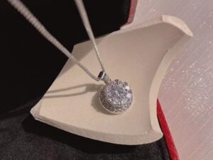 Collar giratorio plateado flor zirconias acero titanio