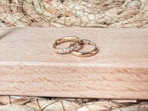 Argolla pequeña con zirconias acero inoxidable chapada en oro de 18k