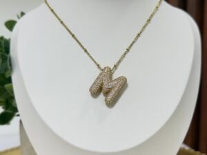 Collar inicial M con circonias cadena bolitas chapado en oro de 18k