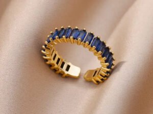 Anillo zirconias azules chapado en oro de 18k