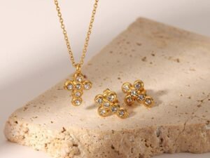 Set cruz pequeña zirconias acero inoxidable chapado en oro de 18k