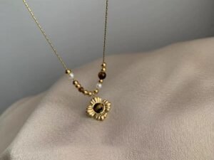 Collar  borlas doradas, perlas y flor cafe