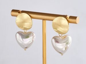 Aretes corazon nacar chapado en oro de 18k
