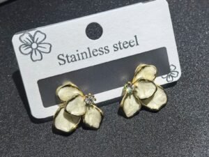 Aretes media flor pétalos ivory acero inoxidable chapado en oro de 18k