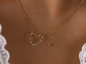 Collar doble corazon entrelazado con circonias acero inoxidable chapado en oro de 18k