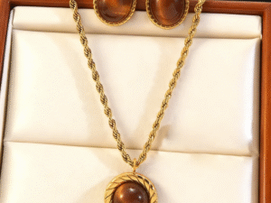 Set collar lazo piedra cafe acero inoxidable chapado en oro de 18k