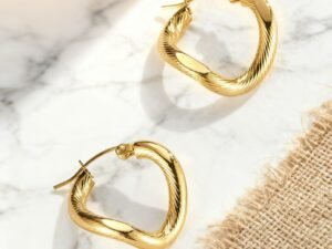 Argollas líneas entorchadas acero inoxidable chapado en oro de 18k