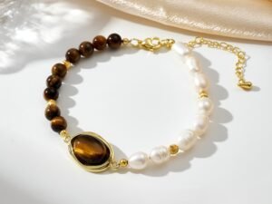 Pulsera perlas y cuentas cafe chapado en oro de 18k