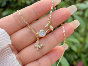Collar tulipan cristal mariposa colgante chapado en oro de 18k