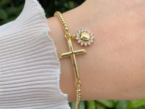 Pulsera ajustable borlas cruz y flor colgante chapado en oro de 18k