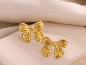 Aretes moño lineas labradas acero inoxidable chapado en oro de 18k
