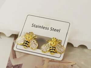Aretes abejita nacar acero inoxidable chapado en oro