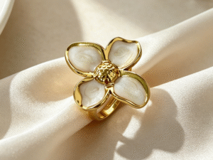 Anillo flor esmaltada blanca acero inoxidable chapado en oro