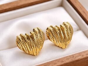 Aretes corazon labrado acero inoxidable chapado en oro