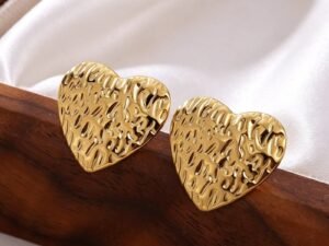 Aretes corazon martillado acero inoxidable chapados en oro
