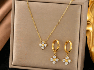 Set flor pequeña cuatro pétalos circonias acero inoxidable chapado en oro
