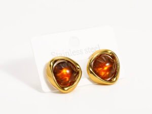 Aretes cafe de resina acero inoxidable chapado en oro