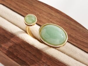 Anillo ajustable verde pistacho chapado en oro de 18k