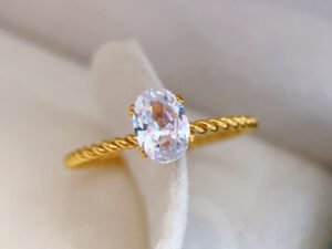 Anillo con circonia ovalada Acero inoxidable chapado en oro